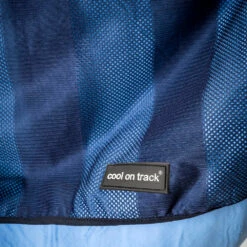 Back On Track CoolOnTrack Viilennyspyyhe Koiralle, Sininen 53x76 Cm 7 Back On Track CoolOnTrack Viilennyspyyhe Koiralle, Sininen 53x76 Cm -lemmikki tallentaa cool on track viilennyspyyhe sininen 53x76cm bot42010303 4